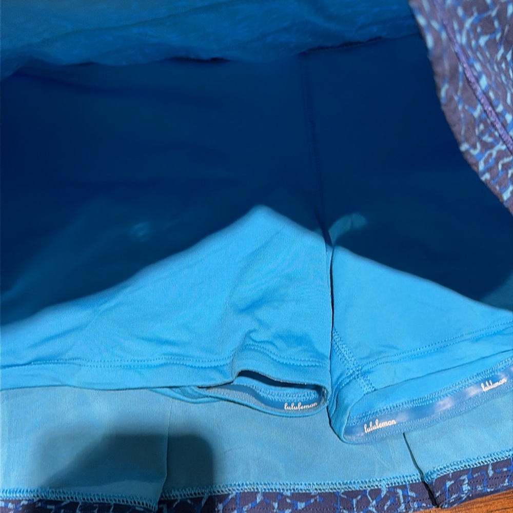 LULULEMON EUC Size 6 skort navy blue & turquoise. Has sewn in shorts. Zip pocket - Picture 3 of 7